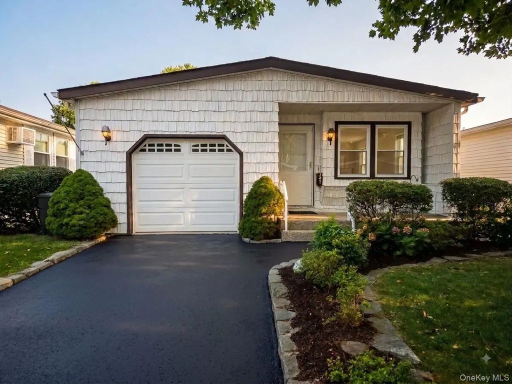 162 Village Circle W, Manorville