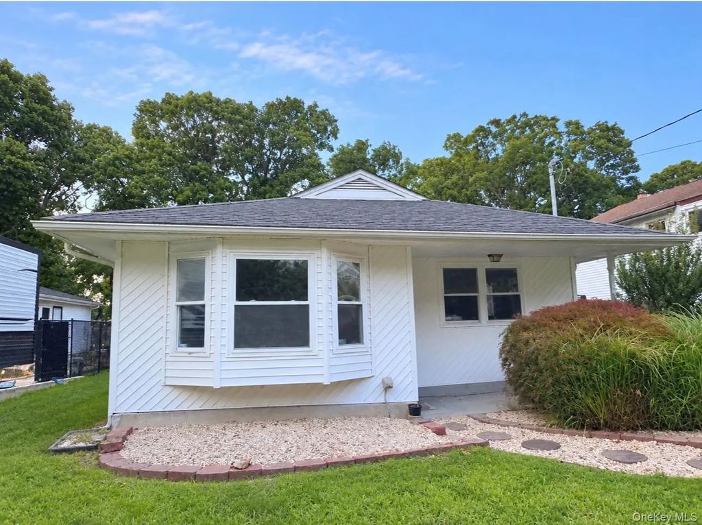 143 E Parkview Drive, Shirley