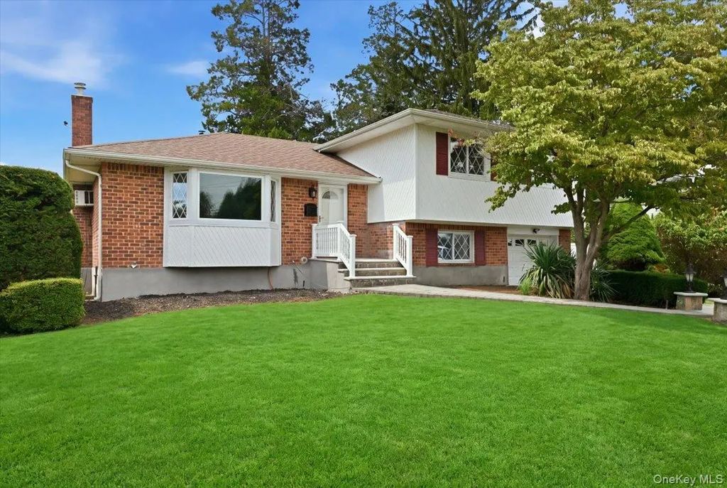 90 Grohmans Lane, Plainview