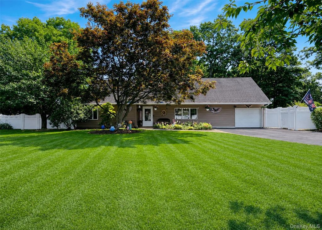 4 Halfcircle Drive, Holbrook