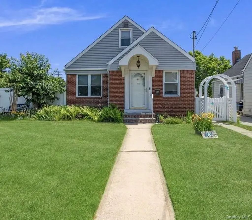 149 Arlington Street, Mineola