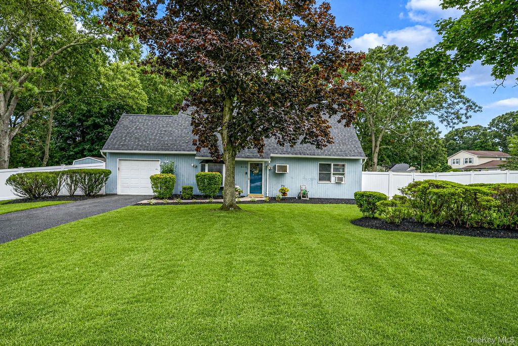 688 Hawkins Road E, Coram