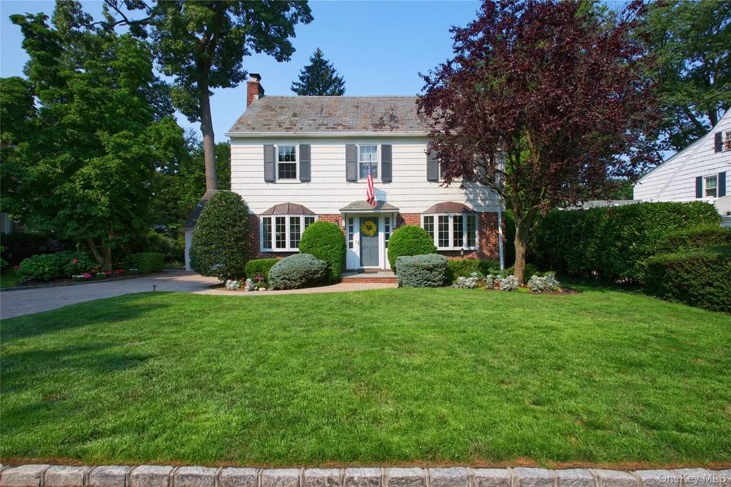 69 Eakins Road, Manhasset