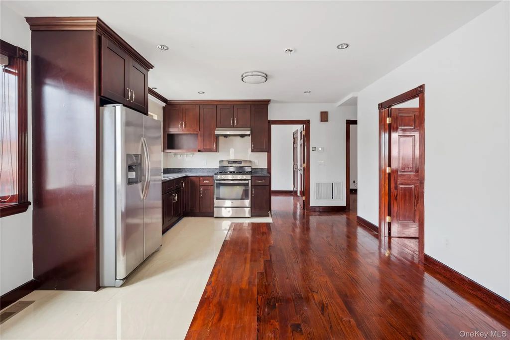 6903 Cloverdale Boulevard, Oakland Gardens