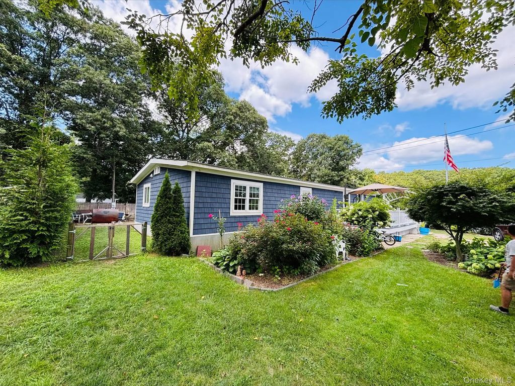41 Carls Place # 41, Riverhead