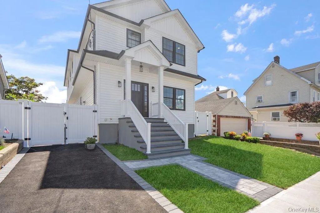 101 Brown Street, Mineola