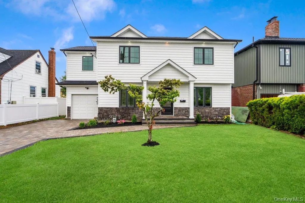 10 California Street, Hicksville