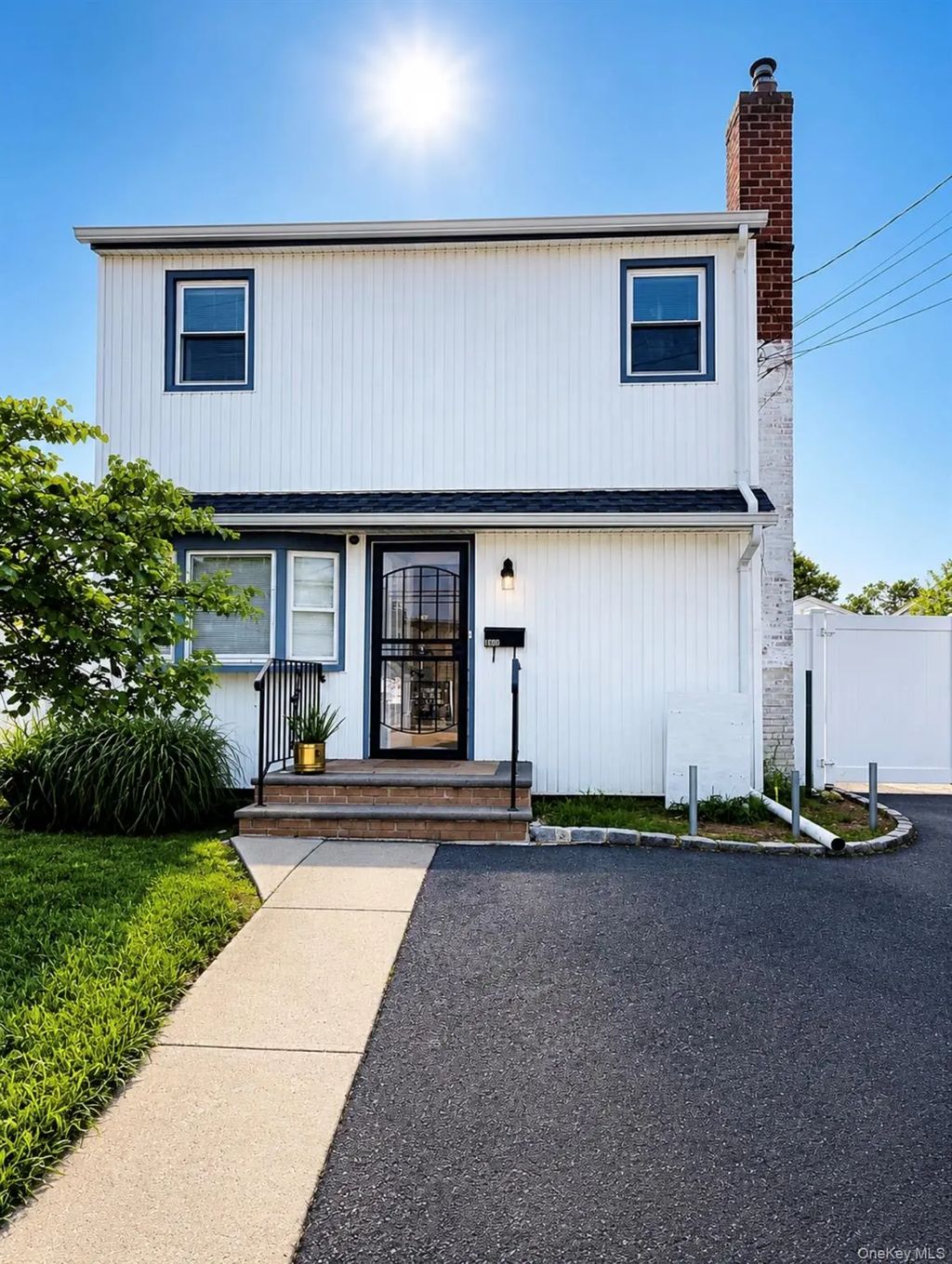 1800 Newbridge Road, North Bellmore