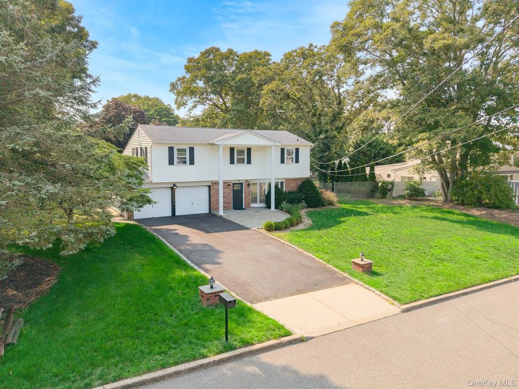 70 Woodview Lane, Centereach