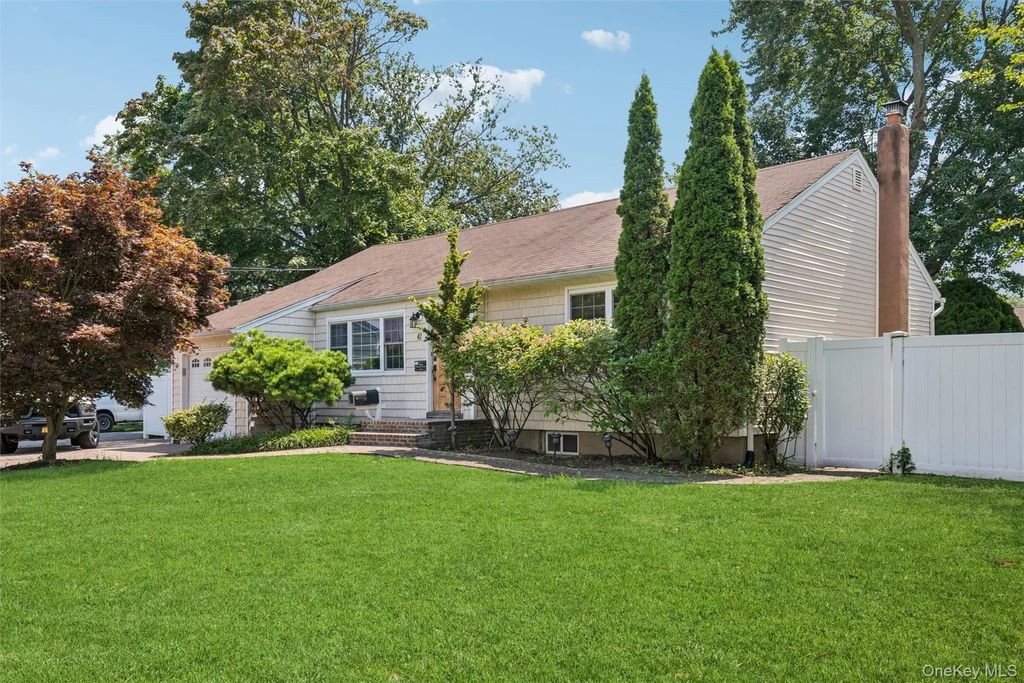 42 Lexington Avenue, West Babylon