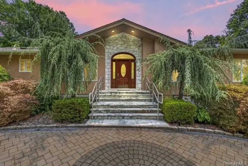 22 Penn Drive, Dix Hills