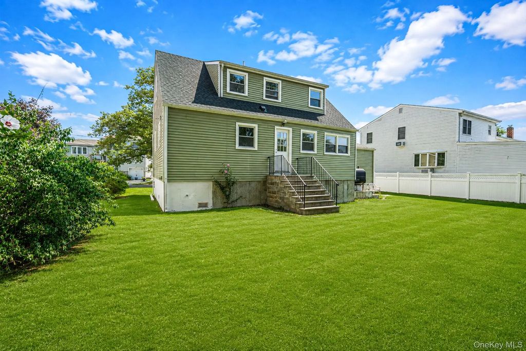 556 S Bayview Avenue, Freeport