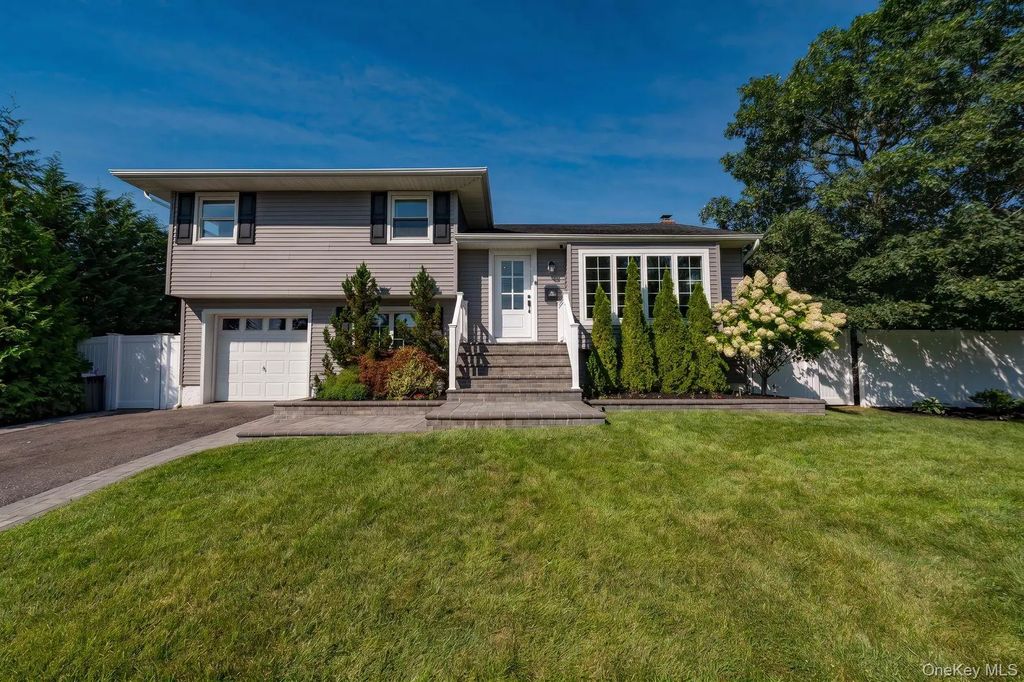 1814 Robin Lane, Bellmore