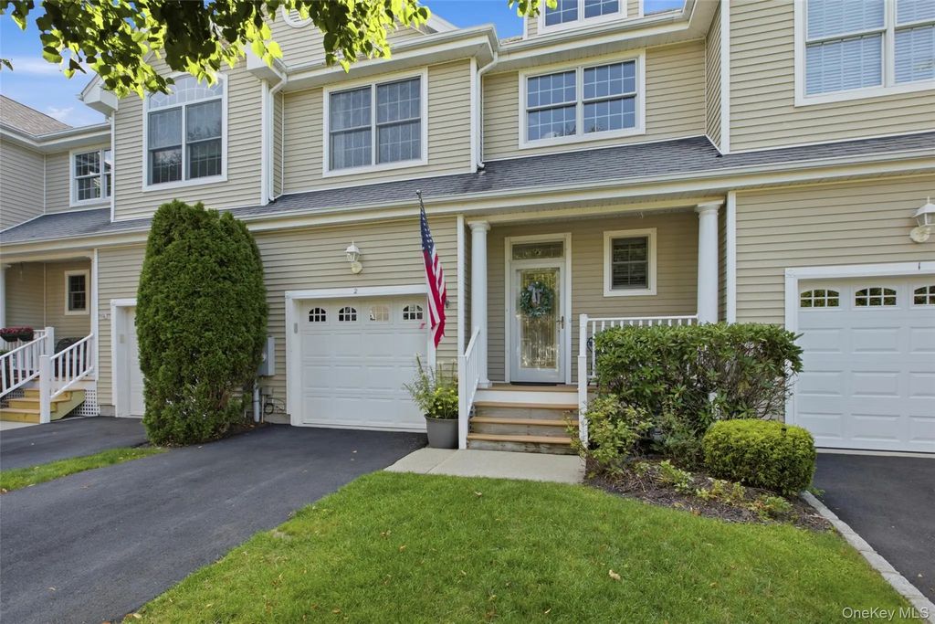 2 Emilys Way, East Setauket