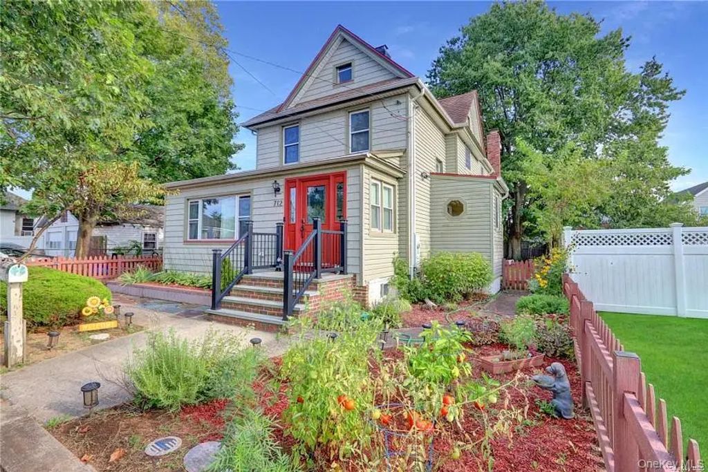 712 Parsonage Street # 2, Baldwin Harbor