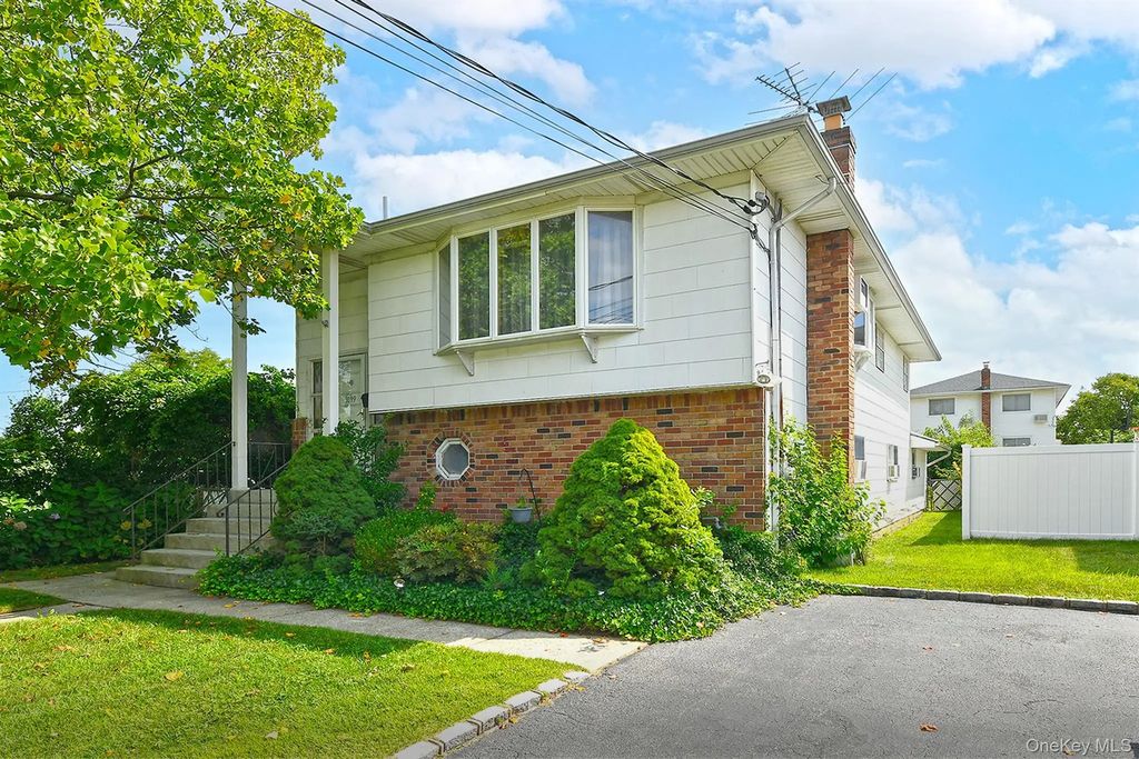 1699 Meadowbrook Road, Merrick