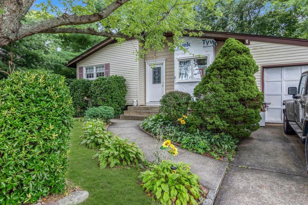 81 Lenore Lane, Farmingville