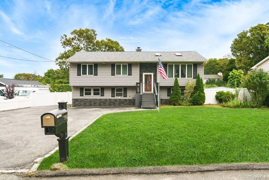 341 Avenue B, Ronkonkoma