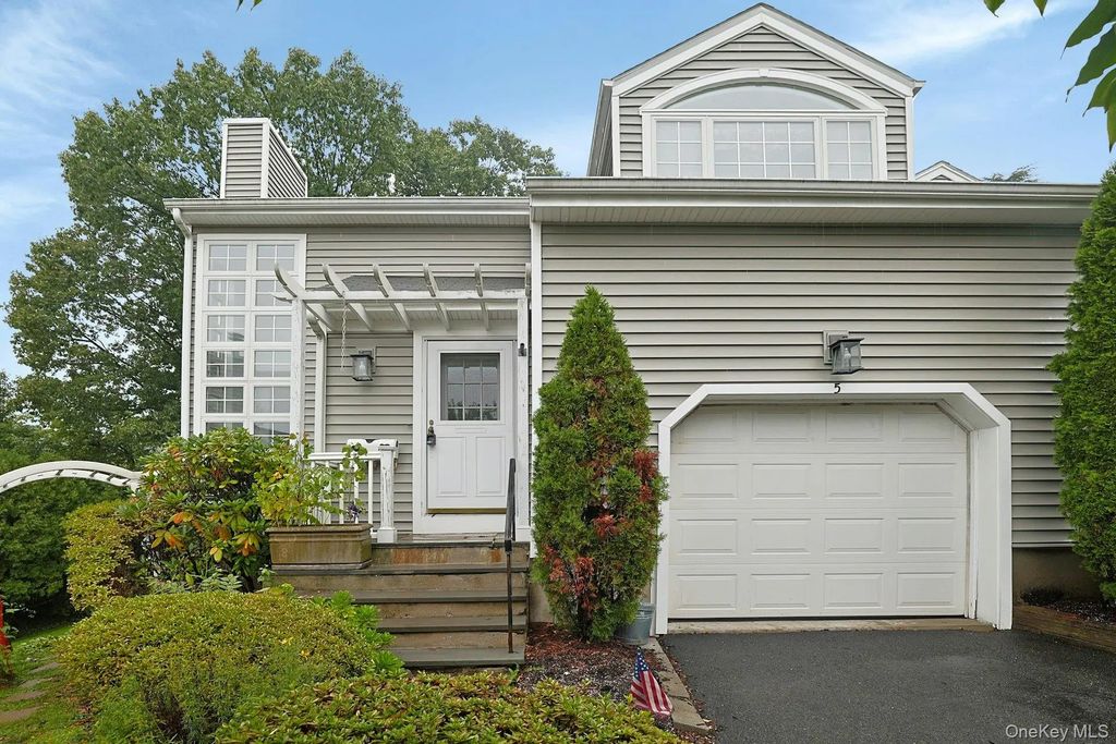 5 Pinewood Drive, White Plains
