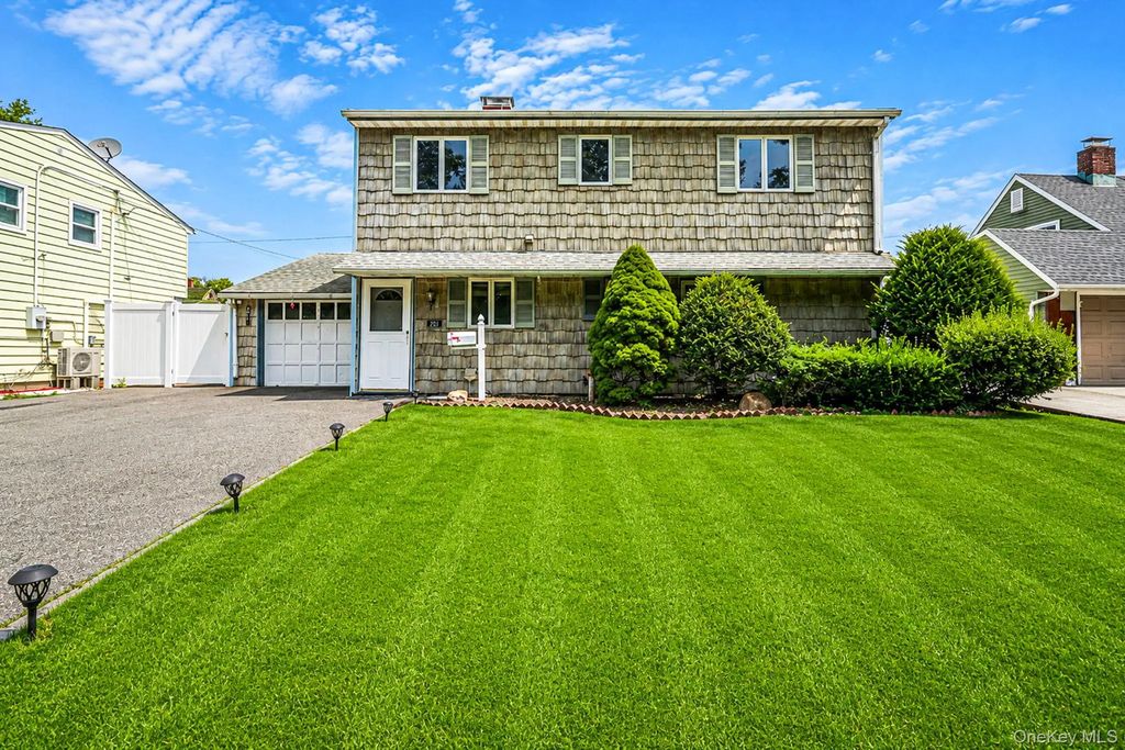 201 Acre Lane, Hicksville