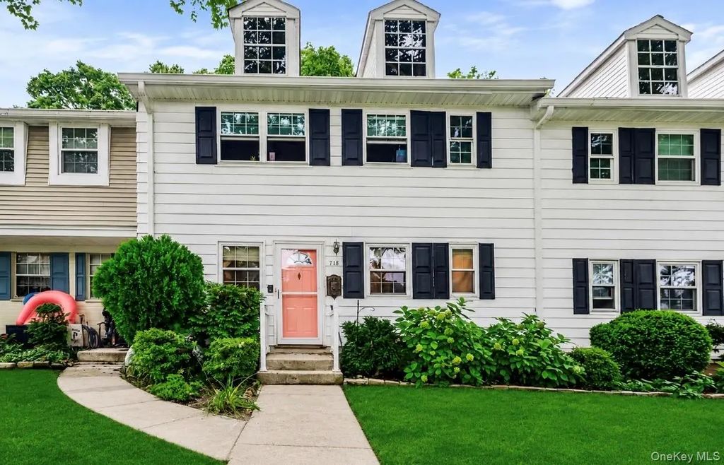 718 Towne House Village, Islandia