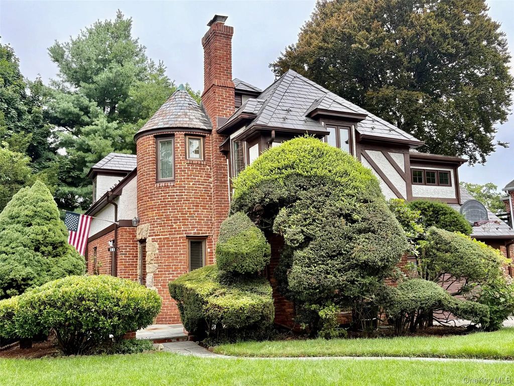 11 Andover Lane, Manhasset