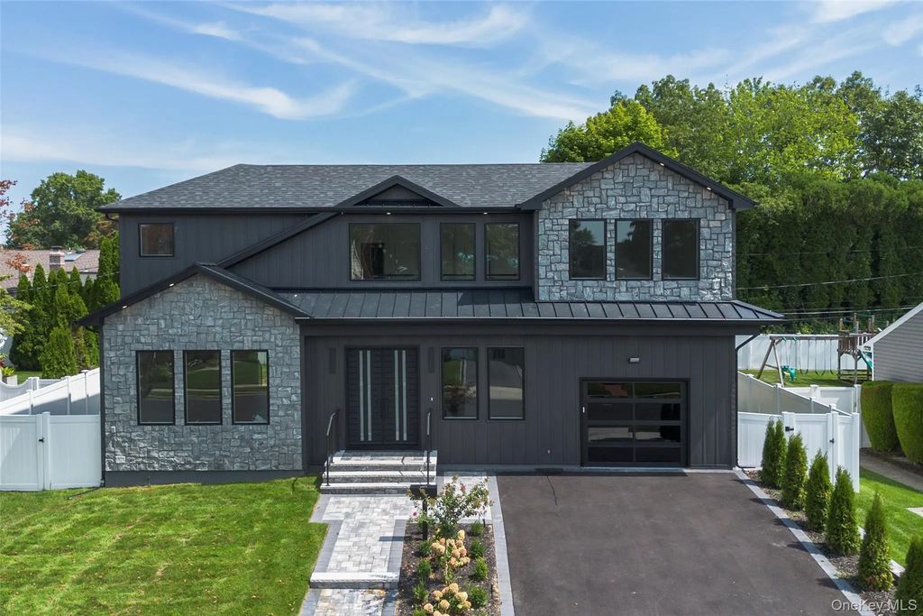 7 Rosewood Place, Plainview