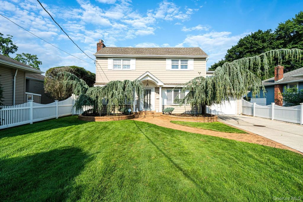752 Oakfield Avenue, Bellmore