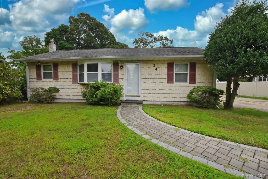 24 Island Boulevard, Bohemia