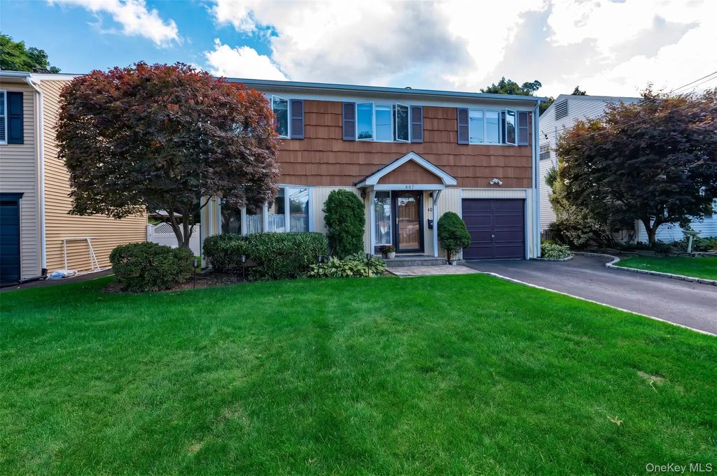 607 7th Avenue, East Northport