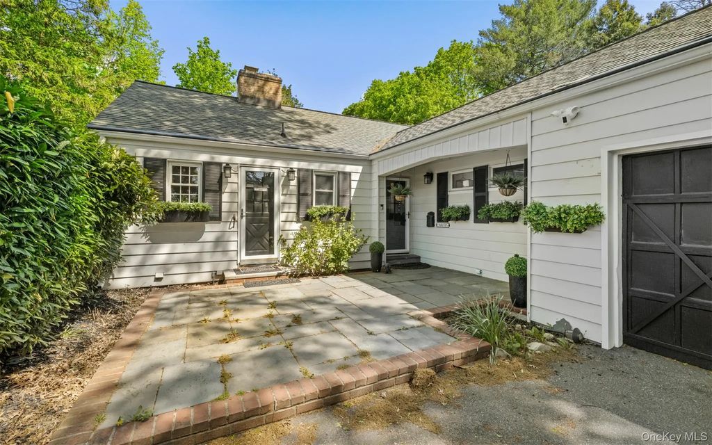 194 W Neck Road, Huntington
