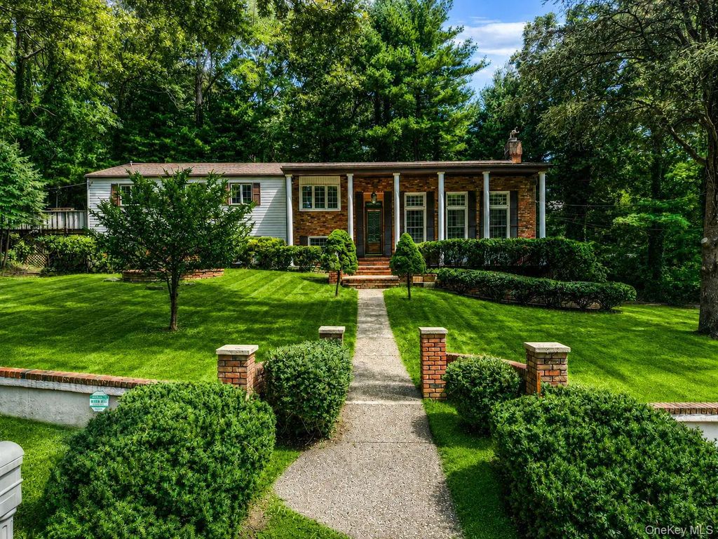 23 Colonial Drive, Smithtown