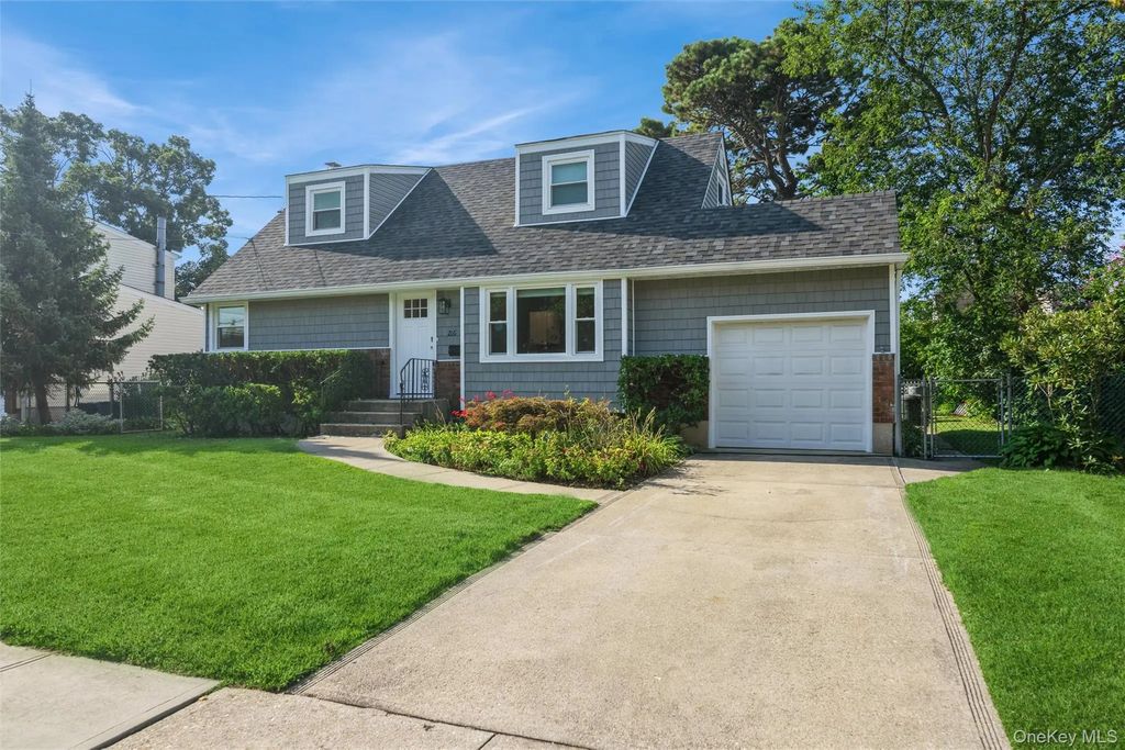 216 N Hawthorne Street, Massapequa