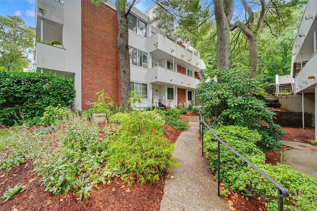 321 Tallwood Drive, Hartsdale