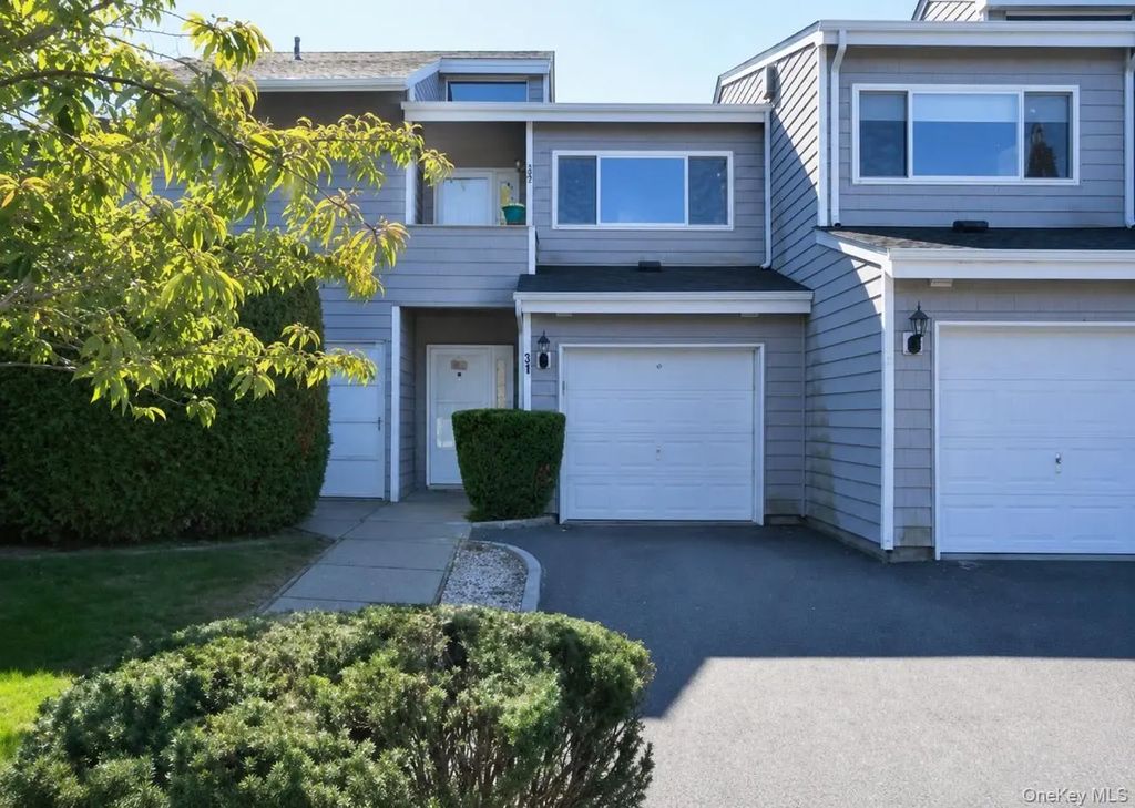 31 Vista Drive N, Manorville