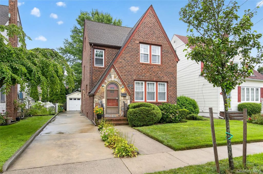 448 Lewis Place, Mineola