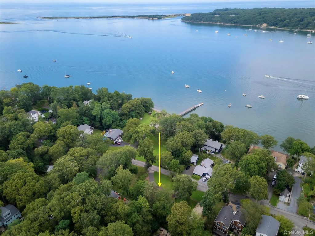 44 Chestnut Avenue, Setauket