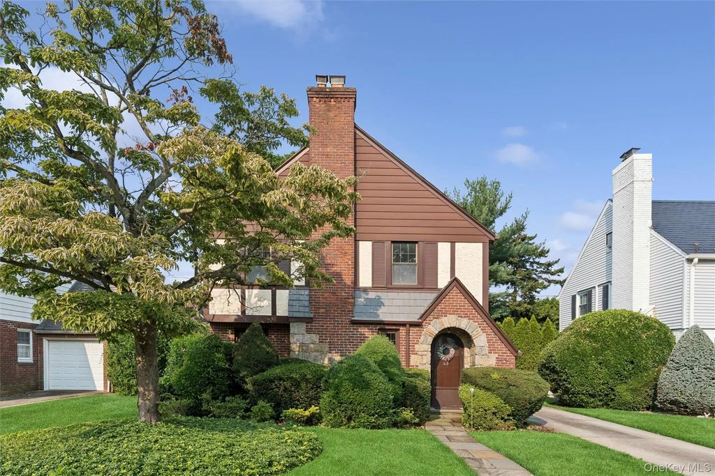 23 Wisteria Avenue, Mineola