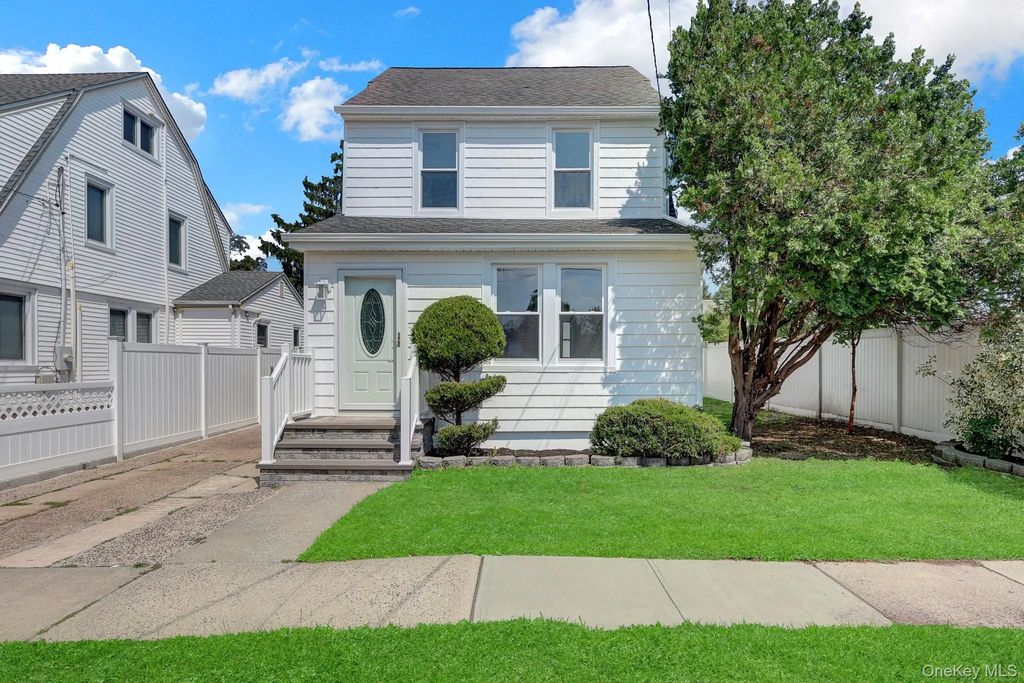 15 Stratford Avenue, Williston Park