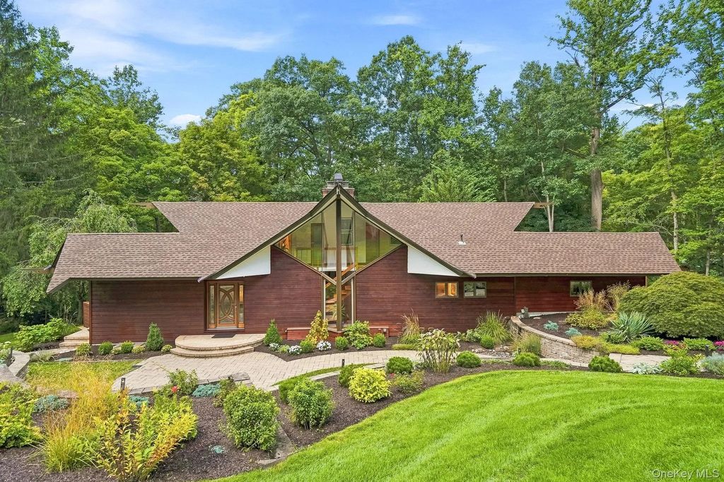543 Scarborough Road, Briarcliff Manor
