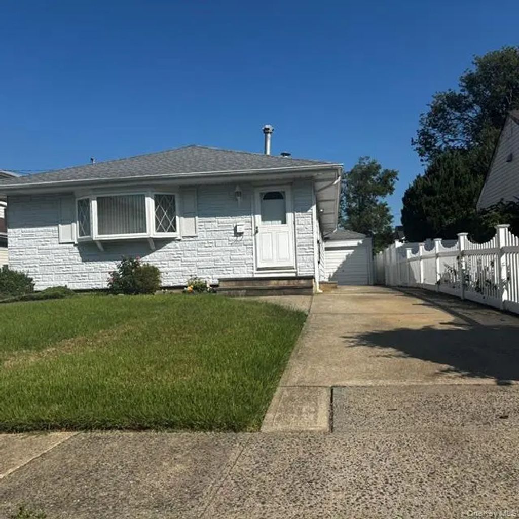66 E Neptune Avenue, Lindenhurst