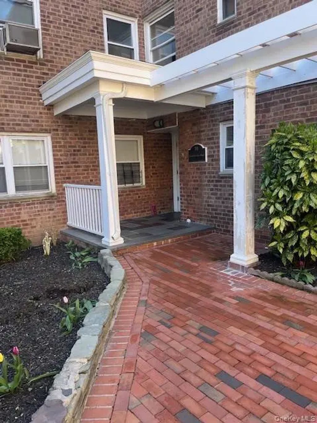 70 Knightsbridge Road # 2c, Great Neck