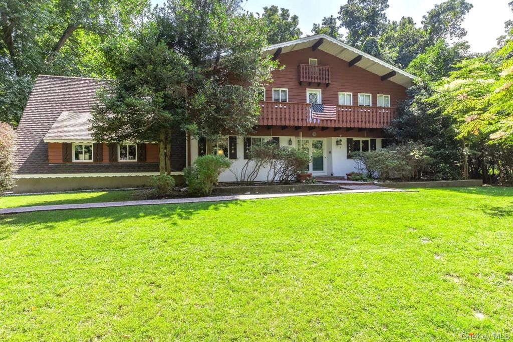 1 Valleywood Court W, Head Of The Harbor