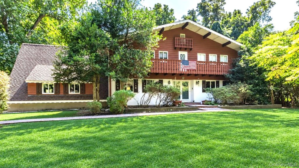 1 Valleywood Court W, Head Of The Harbor