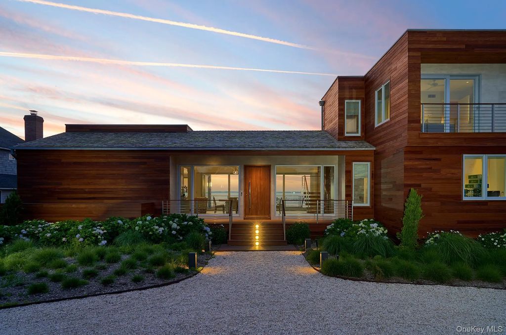 14 Peconic Crescent, Hampton Bays
