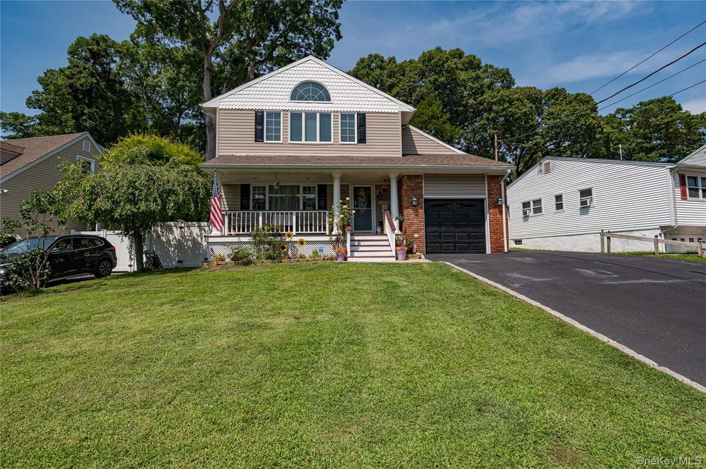 21 Circle Drive, East Northport