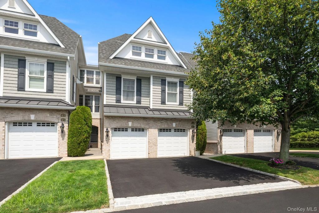 469 Pacing Way, Westbury