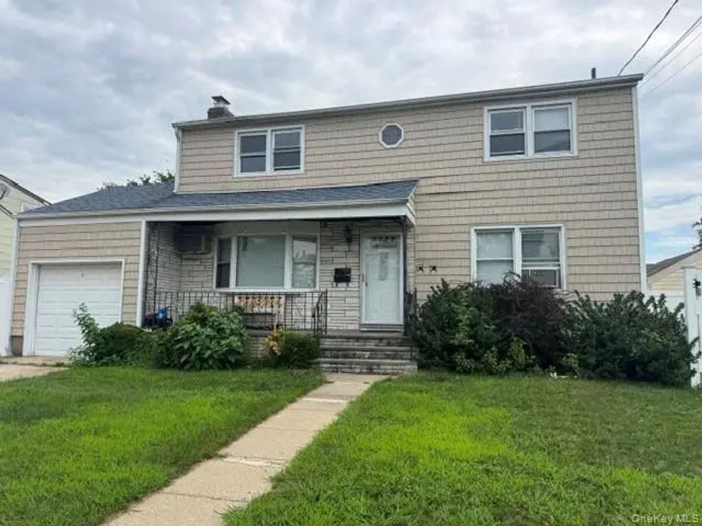74 Crestwood Boulevard, Farmingdale