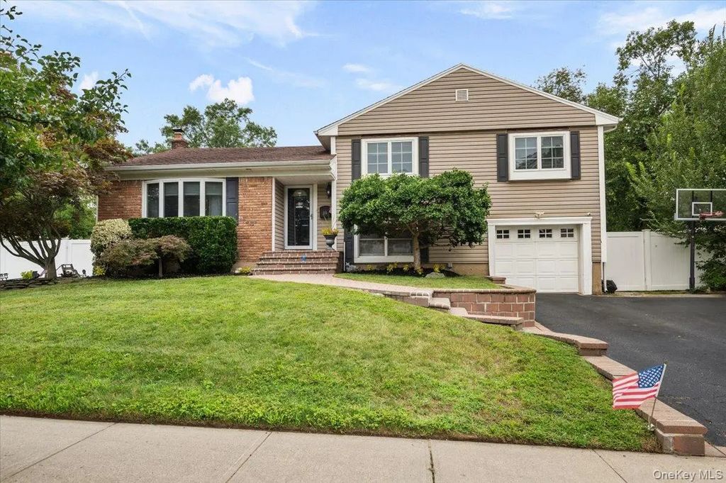 15 Eleanor Road, Plainview