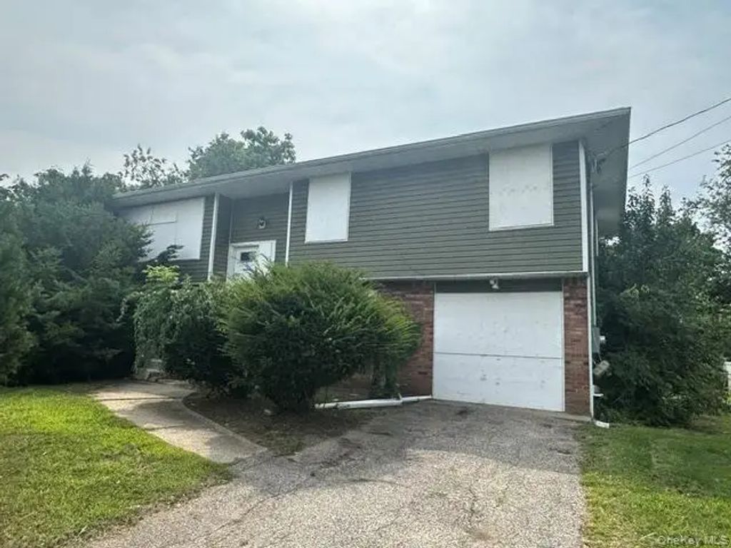 110 Nathalie Avenue, Amityville
